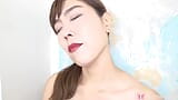 Solo morena asiática Yoko Shiraishi se masturba dedeándose el coño en 4k. snapshot 13