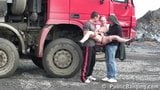 Uma mulher loira fofa em uma orgia em grupo de sexo a três snapshot 3