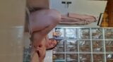 La femme de mon ami dans la baignoire, masturbation excitée snapshot 4