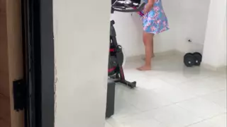 Aku memergoki ibu tiriku lagi asik masturbasi sampai dia muncrat ...