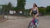 Femeia mare și țâțoasă a trebuit să se fută pentru bicicleta ei snapshot 1