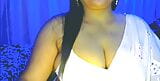 Caliente desi sexy chica jaanebaharji se divierte en cam. sujetador blanco, pechos grandes, muy caliente. snapshot 11