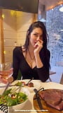Une femme sexy à un rendez-vous dans un restaurant trompe son mari snapshot 4