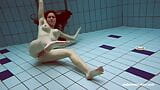 Lola tetona se desnuda en la piscina para ti snapshot 14