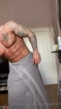 Ongesneden bodybuilder na het douchen snapshot 1