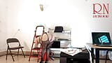 En naken sekreterare tvättar en lampa på regissörens kontor. Slampan visar sin fitta och röv. c1 snapshot 7
