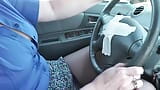 Tidak pakai celana dalam di tempat umum. Bugil di tempat umum. Milf pirang seksi mengendarai mobil tanpa celana dalam di bawah rok. Telanjang di depan umum. Toket besar alami snapshot 9