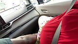 Gran culo ssbbw con grandes tetas atrapado masturbándose públicamente en el auto y siendo tocado por un chico negro al aire libre snapshot 4