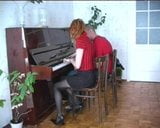 Helen vid pianot snapshot 1