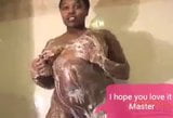 Une pute africaine danse sous la douche snapshot 5