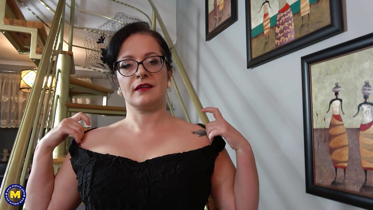 Classy Jenny loves getting kinky in roaring 20’s style