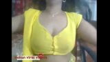 Gadis India meraih payudaranya secara langsung snapshot 15