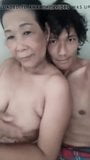 Menyentuh buah dada matang snapshot 3