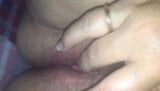 Cachonda esposa con peludo trasero masturbándose mientras mi esposo está en el baño snapshot 4