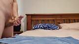 Enorme cumshot over het hele bed snapshot 3