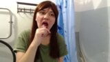 Vuile slet maakt haar mond schoon van sperma snapshot 3