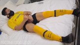 Asiatische Jocks wichsen in Fußballsocken snapshot 7