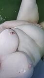 Mooie mollige babe wrijft zichzelf in het openbaar snapshot 6