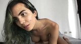 Owłosiona trans dziewczyna głaszcze kutasa na łóżku snapshot 15