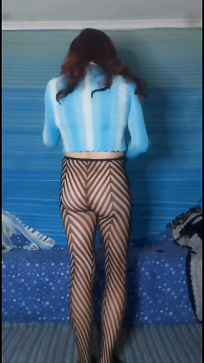 Strip-teaser avec une vue élevée dans mon pantalon étirement et mes collants sexy