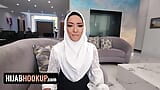 Chica conservadora en hijab no puede creer lo bien que se siente finalmente follar con su novio snapshot 5