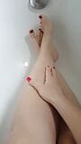 Massage des pieds avec lubrifiant, lait et gros plug anal noir snapshot 12