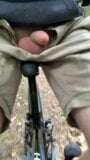 Destello de polla en el bosque público, paseo en bicicleta, joven, amateur snapshot 16