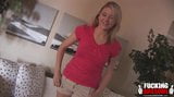 Schattige blonde Samantha zuigt pik in een badkamer snapshot 2