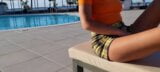 Espectáculo adolescente arriesgado caliente y masturbación coño en la piscina snapshot 5