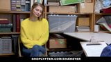 Shoplyfter - lp Offizier fickt vollbusiges blondes Teenie snapshot 2