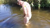 当我洗鸡巴并帮助我时，继妹在河里发现我 snapshot 3