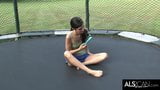 Zierliches Teen springt auf Trampolin und masturbiert snapshot 4