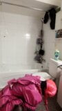 Maricas empregada limpando banheiro com escova nova snapshot 1