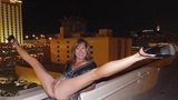 Rijpe vrouw op het balkon snapshot 8