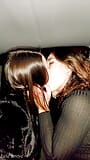Adolescente lesbiene în mașină, noaptea, distrându-se în spate, curveLe Belle Amore și April Bigass snapshot 2