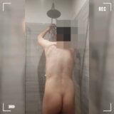 Nhân viên bảo vệ gián điệp tắm khỏa thân snapshot 2