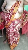 Bhabi desi curvy dalam saree merah menunjukkan pepek berairnya snapshot 2