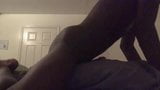 Nero giovane cuscino humping orgasmo snapshot 2