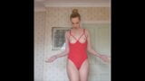 Kırmızı seksi iç çamaşırı bodysuit göğüsler denemek snapshot 2