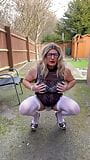 Amateur crossdresser kellycd2022 sexy milf meando sus bragas y masturbándose en medias y tacones al aire libre en público snapshot 4