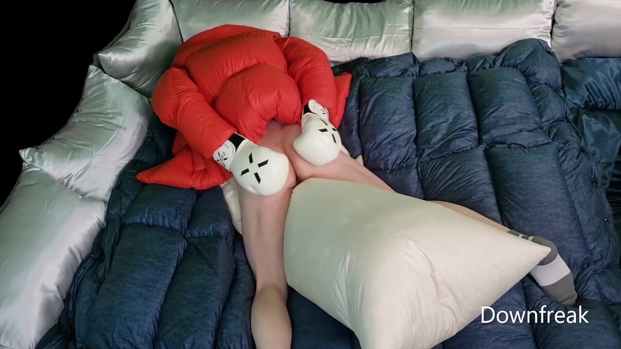 枕头屈辱和射在过度填充的被子里