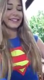 Trisha Annabelle rookt buiten in superman -outfit snapshot 2