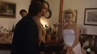 Қыздар трусикисіз канкан билейді