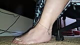 Un voyeur sub biroul unei mame sexy, urmărindu-i picioarele goale. snapshot 13