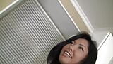 Aziatische tiener vindt het heerlijk om anaal te rijden snapshot 3