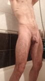 Behaarter Typ berührt sich in der Dusche snapshot 18
