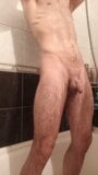 Un mec poilu se touche sous la douche snapshot 18