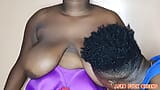 Africana puta com peitos enormes recebe seus peitos grandes chupados e acariciados. snapshot 6
