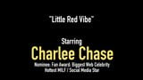 Dojrzała mama Charlee Chase wibruje jej łechtaczkę do orgazmu! snapshot 1