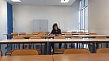 Geil in der schule während der kursrevision, holt dieser französisch-asiatische student seinen schwanz in der Öffentlichkeit raus und wichst in einer riskanten universität snapshot 1